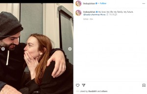 巨大な婚約指輪を披露していたリンジー（画像は『Lindsay Lohan　2020年11月28日付Instagram「My love.」』のスクリーンショット）