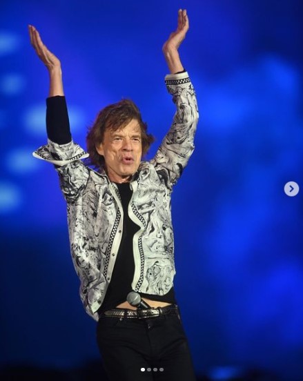 今年6月、ロンドンのハイドパークのステージに立つミック・ジャガー（画像は『Mick Jagger　2022年6月27日付Instagram「Hyde Park was so much fun last night,」』のスクリーンショット）
