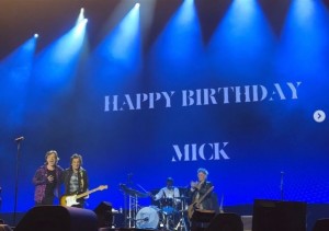 ツアー中のステージでは「ハッピーバースデー、ミック」の文字が（画像は『Mick Jagger　2022年7月27日付Instagram「Great audience in Gelsenkirchen tonight!」』のスクリーンショット）