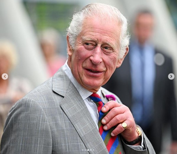 ビンラディン一族からの寄付金を受領したチャールズ皇太子（画像は『The Prince of Wales and The Duchess of Cornwall　2022年7月7日付Instagram「The Prince of Wales, as Patron of the National Botanic Garden of Wales,」』のスクリーンショット）