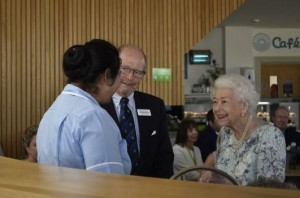 センターのスタッフと交流する女王（画像は『Thames Hospice　2022年7月15日付Instagram「Today we were thrilled to welcome Her Majesty The Queen,」』のスクリーンショット）