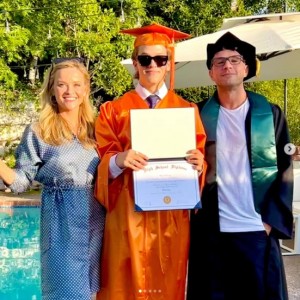 自宅で卒業式をしたディーコンさんと並ぶリースとライアン（画像は『Philz　2022年6月9日付Instagram「homeschool graduation」』のスクリーンショット）