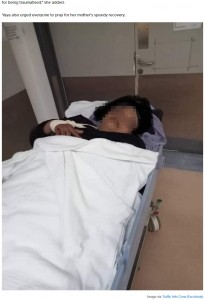 病院に搬送されたヤヤさんの母親（画像は『SAYS　2022年6月28日付「［VIDEO］ Coconut Falls On Woman’s Head ＆ Knocks Her Off Motorcycle In Penang」（Image via Traffic Info Crew （Facebook））』のスクリーンショット）