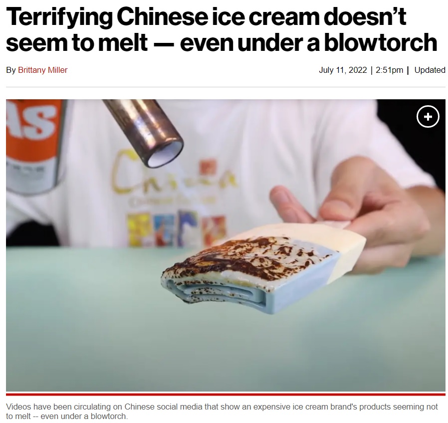 バーナーであぶっても溶けずに焦げるだけ（画像は『New York Post　2022年7月11日付「Terrifying Chinese ice cream doesn’t seem to melt — even under a blowtorch」（半生开箱/YouTube）』のスクリーンショット）