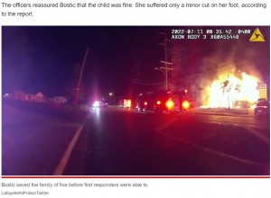 大きな炎に包まれた民家（画像は『New York Post　2022年7月20日付「Indiana passerby rescues five children from burning home, including baby」（LafayetteINPolice/Twitter）』のスクリーンショット）