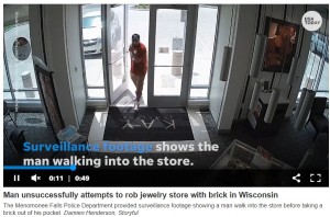 顔も隠さず店にやってきた男（画像は『Milwaukee Journal Sentinel　2022年7月18日付「Menomonee Falls police need help finding a suspect who failed repeatedly to break a jewelry case with a brick」（Damien Henderson, Storyful）』のスクリーンショット）