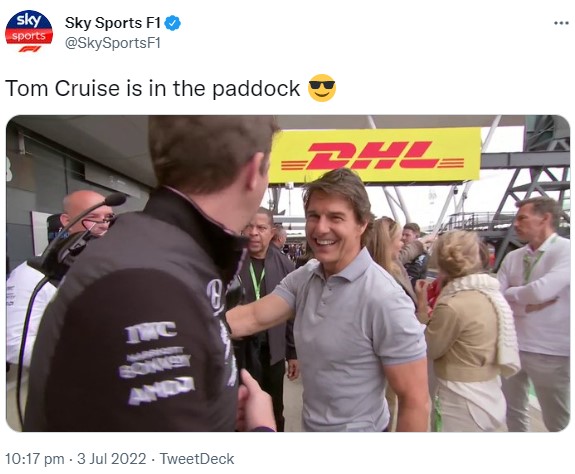 英シルバーストン・サーキットに現れたトム（画像は『Sky Sports F1　2022年7月3日付Twitter「Tom Cruise is in the paddock」』のスクリーンショット）