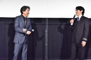 舞台挨拶でトークを弾ませる役所広司と永山絢斗