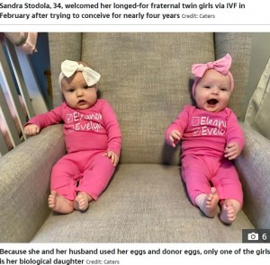 仲良しの双子（画像は『The Sun US　2022年7月5日付「SCRAMBLED EGGS I’m a mom of twins who are only half-sisters ― even doctors are blown away that it’s possible」（Credit: Caters）』のスクリーンショット）