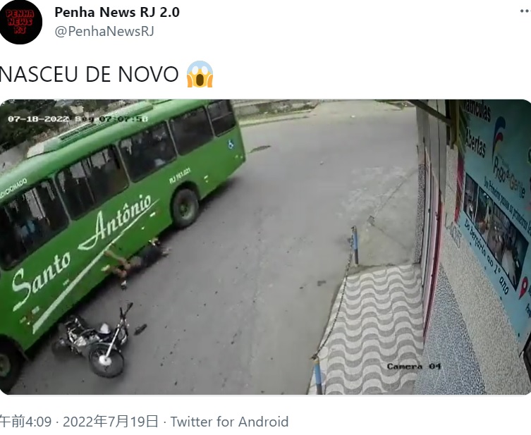 バスの下に入り込んでしまった運転手（画像は『Penha News RJ 2.0　2022年7月19日付Twitter「TNASCEU DE NOVO」』のスクリーンショット）