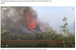 酷暑の影響により山火事がいたるところで発生（画像は『BBC　2022年7月19日付「Heatwave: Fires blaze after UK passes 40C for first time」』のスクリーンショット）