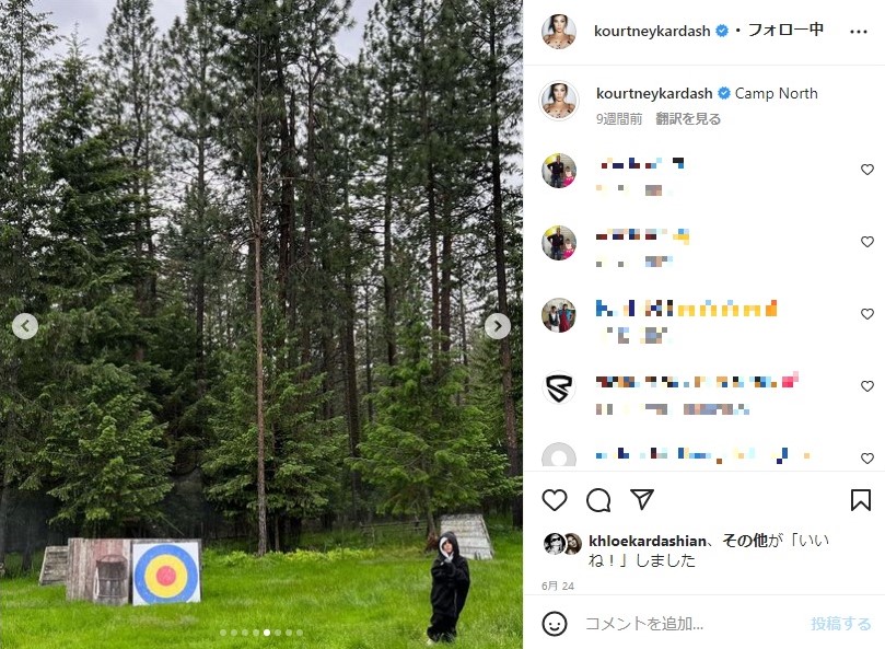 的の近くに立つペネロペちゃん（画像は『Kourtney Kardashian Barker　2022年6月23日付Instagram「Camp North」』のスクリーンショット）