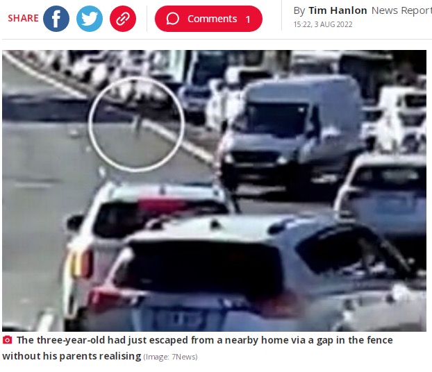 交通量の激しい道路を横切る3歳児（画像は『The Daily Star　2022年8月3日付「Sickening scenes as toddler, 3, caught on dashcam footage running down busy motorway」（Image: 7News）』のスクリーンショット）