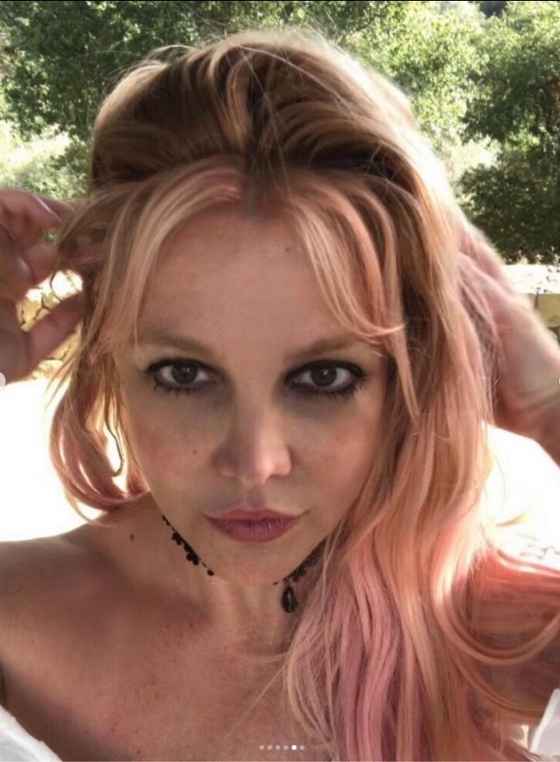 髪をピンクにイメチェンしたブリトニー（画像は『Britney Spears　2022年7月31日付Instagram「Reflecting Back!!」』のスクリーンショット
