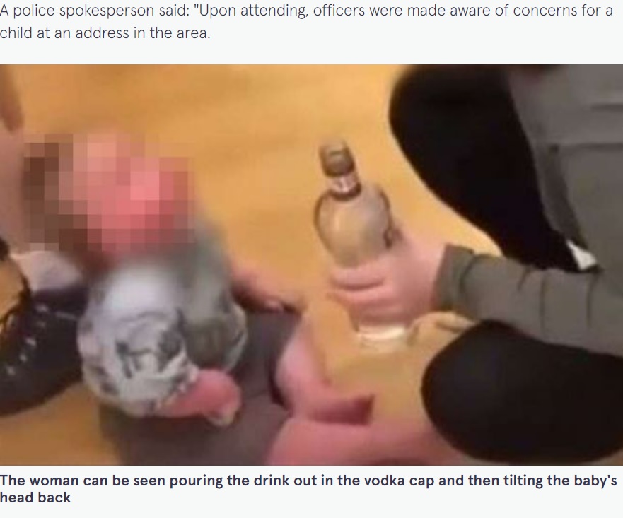 ウォッカのボトルを持った女を見つめる乳児（画像は『The Mirror　2022年8月4日付「Shocking footage shows mum putting vodka into cap and feeding it to baby」（Image: SWNS）』のスクリーンショット）