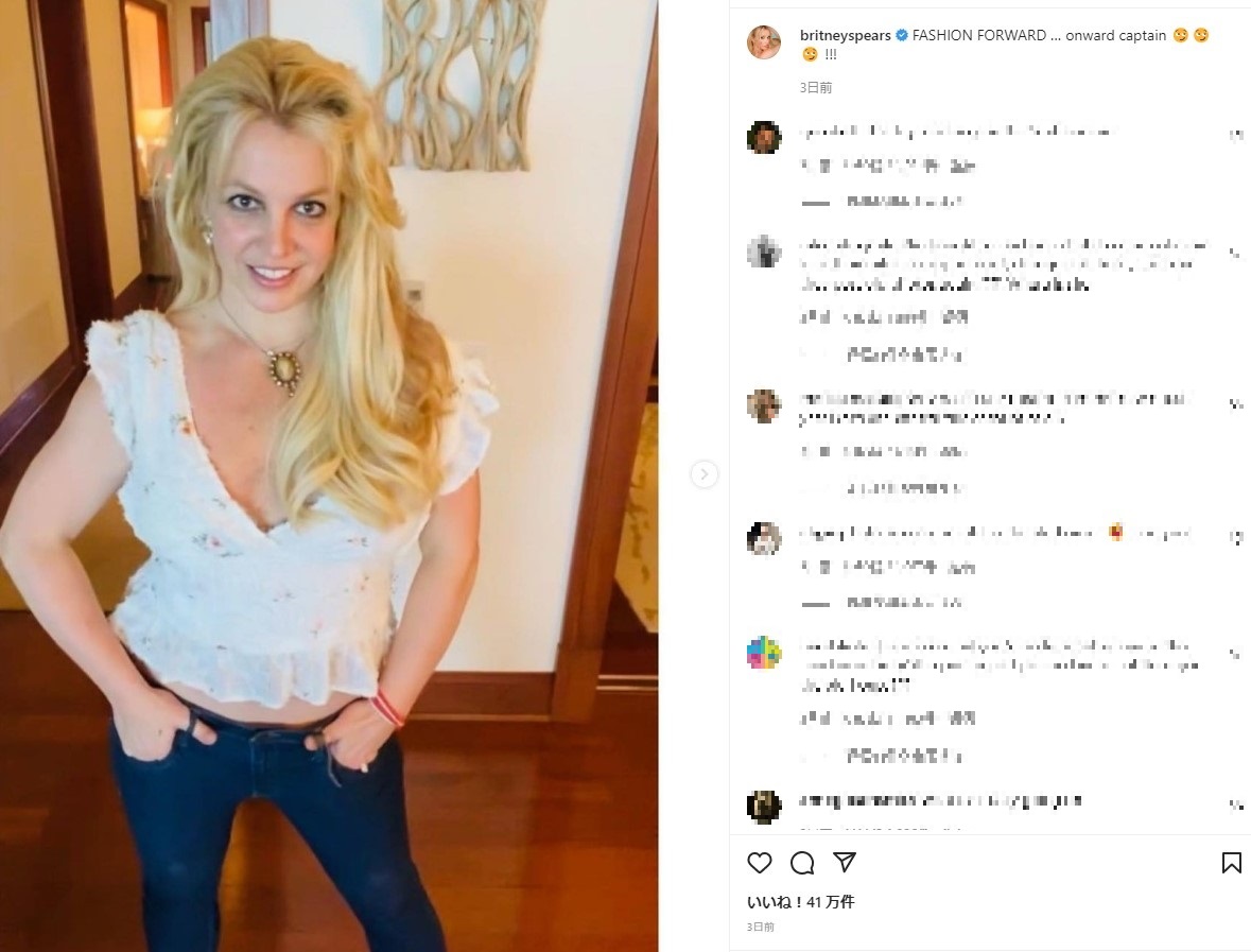 ファンを心配させるブリトニー（画像は『Britney Spears　2022年7月26日付Instagram「FASHION FORWARD … onward captain」』のスクリーンショット）