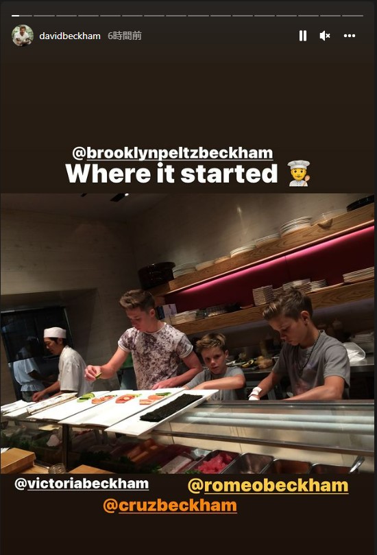 寿司店のカウンターに立つブルックリン、クルス、ロメオ（画像は『David Beckham　2022年8月25日付Instagram』のスクリーンショット）