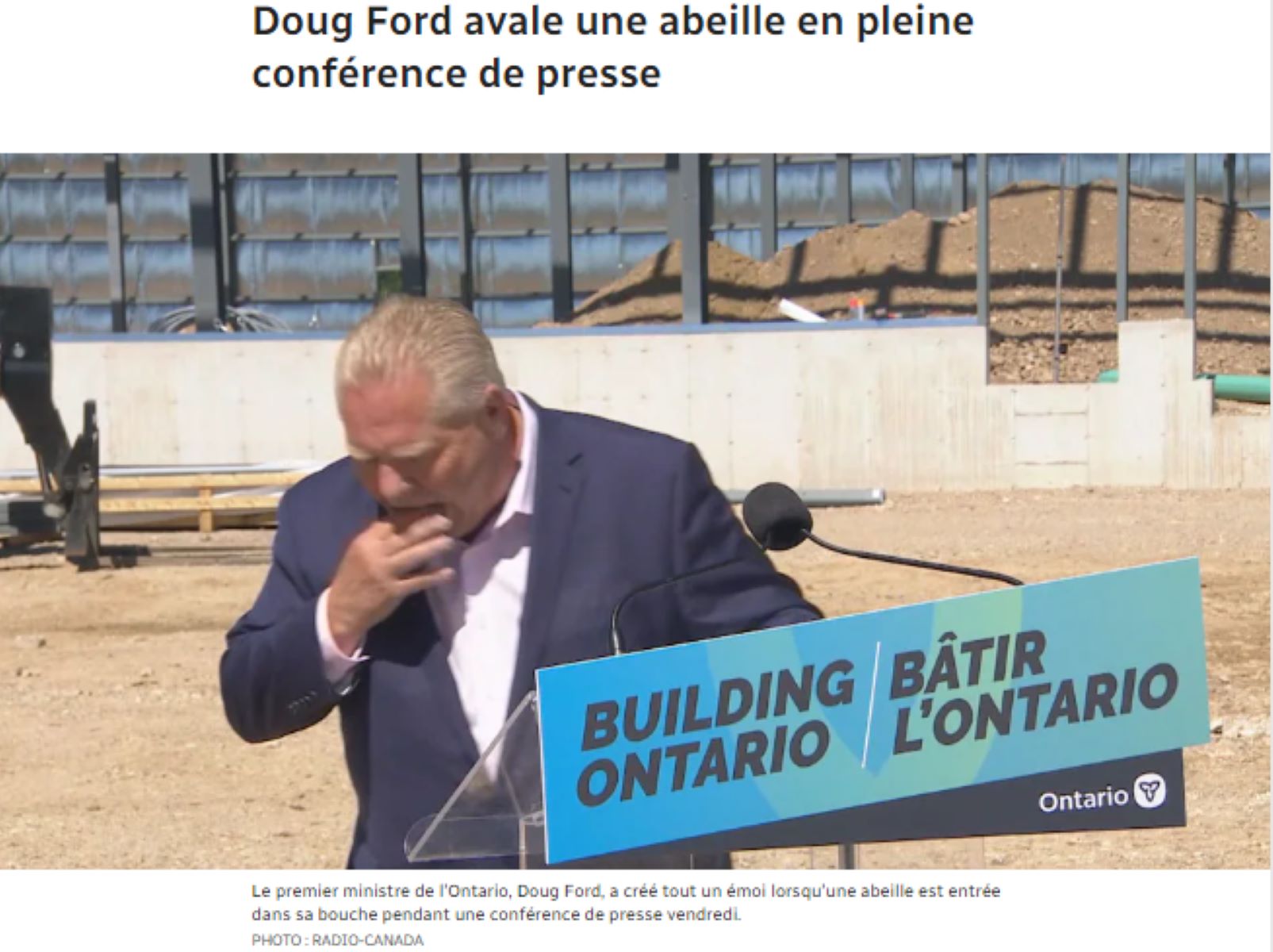 ハチを飲み込んでせき込む首相（画像は『Radio-Canada　2022年8月14日付「Doug Ford avale une abeille en pleine conférence de presse」（PHOTO : RADIO-CANADA）』のスクリーンショット）