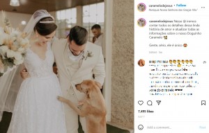 挙式を終えて夫婦となった2人をお祝いするように飛びついた犬（画像は『Caramelo de Jesus　2022年7月7日付Instagram「Nesse ＠ iremos contar todos os detalhes」』のスクリーンショット）