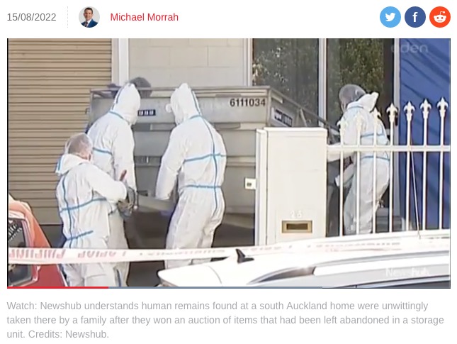 捜査を進める警察（画像は『Newshub　2022年8月15日付「Human remains found at Auckland home were part of trailer load of items picked up from storage unit」（Credits: Newshub.）』のスクリーンショット）