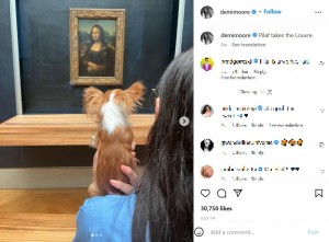 ルーブル美術館で「モナリザ」を鑑賞するピラフ（画像は『Demi Moore　2022年7月14日付Instagram「Pilaf takes the Louvre.」』のスクリーンショット）
