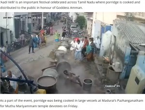 横倒しになった大鍋から転げ落ちたムトゥクマールさん（画像は『India Today　2022年8月2日付「Man dies of burn injuries after falling into pot of boiling porridge in Tamil Nadu’s Madurai | Watch」』のスクリーンショット）