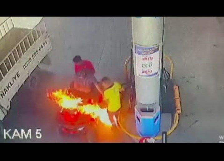 ライター着火直後に上がった火（画像は『Inside Edition　2022年8月5日公開 YouTube「2 Men Catch Fire When ATV Bursts Into Flames at Gas Station」』のサムネイル）