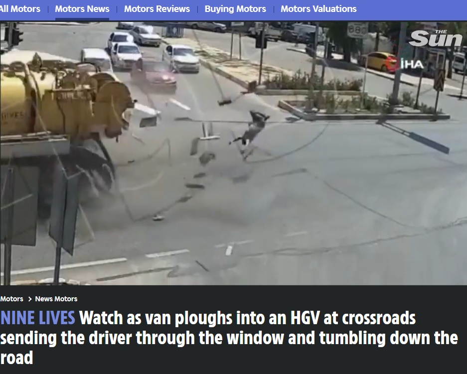 宙に投げ出された運転手（画像は『The Sun　2022年8月18日付「NINE LIVES Watch as van ploughs into an HGV at crossroads sending the driver through the window and tumbling down the road」（Credit: IHA.TV）』のスクリーンショット）