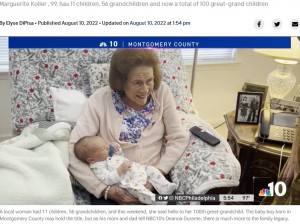 コラー・ウィリアム君を抱くマルグリットさん（画像は『NBC10 Philadelphia　2022年8月10日付「Mega Matriarch. Montgomery County Woman Celebrates 100th Great-Grandchild」』のスクリーンショット）