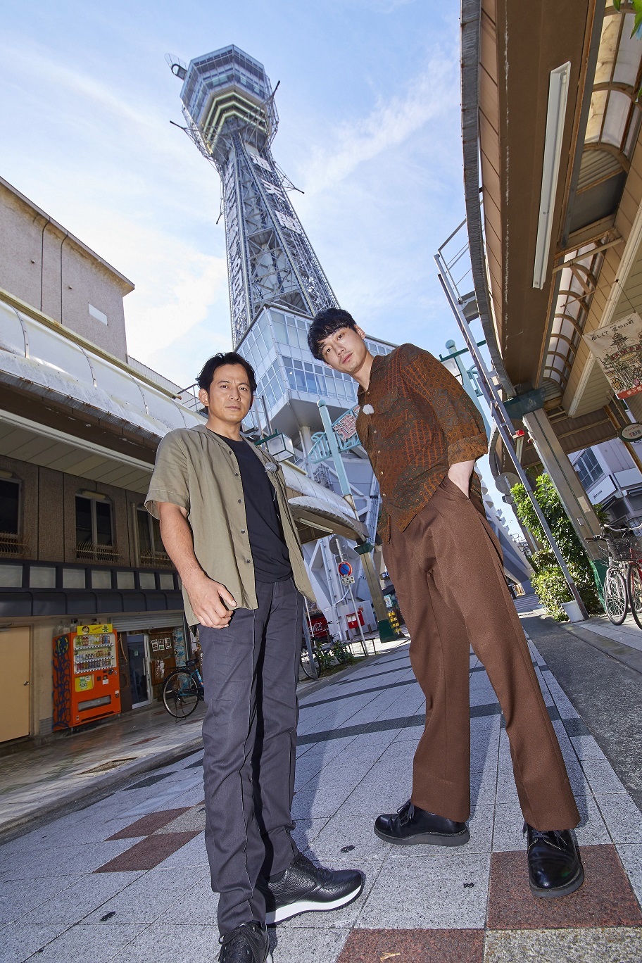 映画『ヘルドッグス』のヒット祈願のため大阪を訪れた岡田准一と坂口健太郎