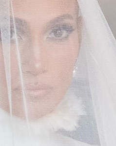 ジェニファーが公開した花嫁姿（画像は『Jennifer Lopez　2022年8月23日付Instagram「First peek at my wedding looks at OnTheJLo.com」』のスクリーンショット）