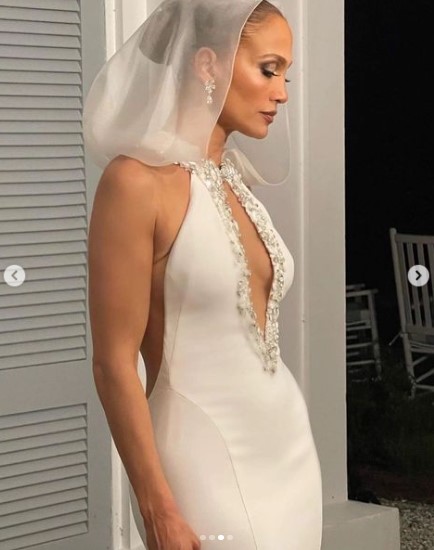 深く開いた胸元にパールを連ねたドレス（画像は『Vogue　2022年8月23日付Instagram「＠jlo had a very specific vision for all of the events throughout the course of her and Ben Affleck’s wedding weekend」』のスクリーンショット）