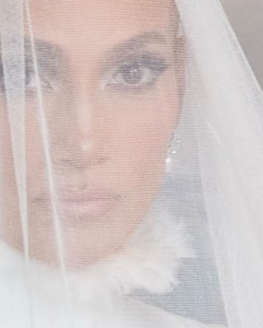 ジェニファーが公開したウェディングドレス姿（画像は『Jennifer Lopez　2022年8月23日付Instagram「First peek at my wedding looks at OnTheJLo.com」』のスクリーンショット）