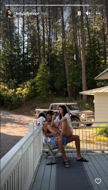 森林で休暇を過ごすケンダルとデビン（画像は『Kendall　2022年8月2日付Instagram』のスクリーンショット）