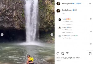ハワイの滝の前で座るケンダル（画像は『Kendall　2022年7月15日付Instagram』のスクリーンショット）