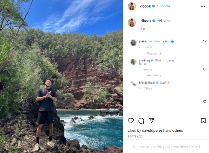 ケンダルと同じ滝の前に立つデビン（画像は『Devin　2022年7月28日付Instagram「trek king」』のスクリーンショット）
