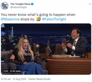 『The Tonight Show』に出演したマドンナ（画像は『The Tonight Show　2022年8月12日付Twitter「You never know what’s going to happen when ＠Madonna stops by.」』のスクリーンショット）
