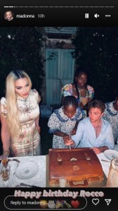 妹達に囲まれながらケーキを切るロッコさん（画像は『Madonna　2022年8月15日付Instagram』のスクリーンショット）
