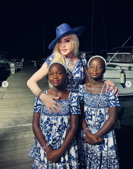 マドンナとお揃いのドレスを着た双子の娘達（画像は『Madonna　2022年8月16日付Instagram「Sicilian Queens」』のスクリーンショット）