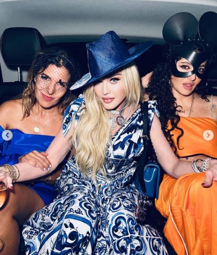車のバックシートで2人の女性達に挟まれて座るマドンナ（画像は『Madonna　2022年8月16日付Instagram「Sicilian Queens」』のスクリーンショット）