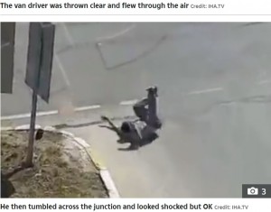 道路に投げ出された運転手（画像は『The Sun　2022年8月18日付「NINE LIVES Watch as van ploughs into an HGV at crossroads sending the driver through the window and tumbling down the road」（Credit: IHA.TV）』のスクリーンショット）