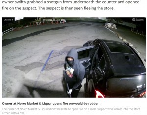 店の駐車場には黒い車が止まっており、強盗犯の仲間が待機していた（画像は『FOX 11 Los Angeles　2022年8月2日付「‘He shot my arm off’: Elderly store owner opens fire on would-be robber in Norco」』のスクリーンショット）