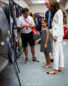 シャーロット王女は、何やら熱心に質問している様子（画像は『Duke and Duchess of Cambridge　2022年8月2日付Instagram「Thank you Birmingham!」』のスクリーンショット）