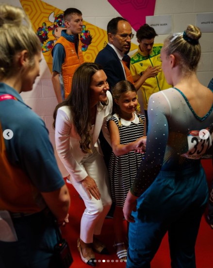 選手と握手を交わすシャーロット王女（画像は『Duke and Duchess of Cambridge　2022年8月2日付Instagram「Thank you Birmingham!」』のスクリーンショット）