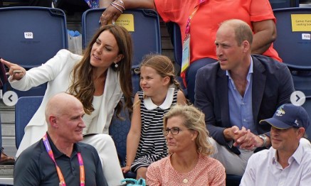 両親と共に競技を観戦するシャーロット王女（画像は『Duke and Duchess of Cambridge　2022年8月2日付Instagram「Thank you Birmingham!」』のスクリーンショット）