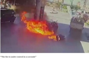 火がつき這いつくばるムスタファさん（画像は『Turkey Posts English　2022年8月3日付「A driver in Aksaray caught fire when he lit his lighter while buying gas.」』のスクリーンショット）