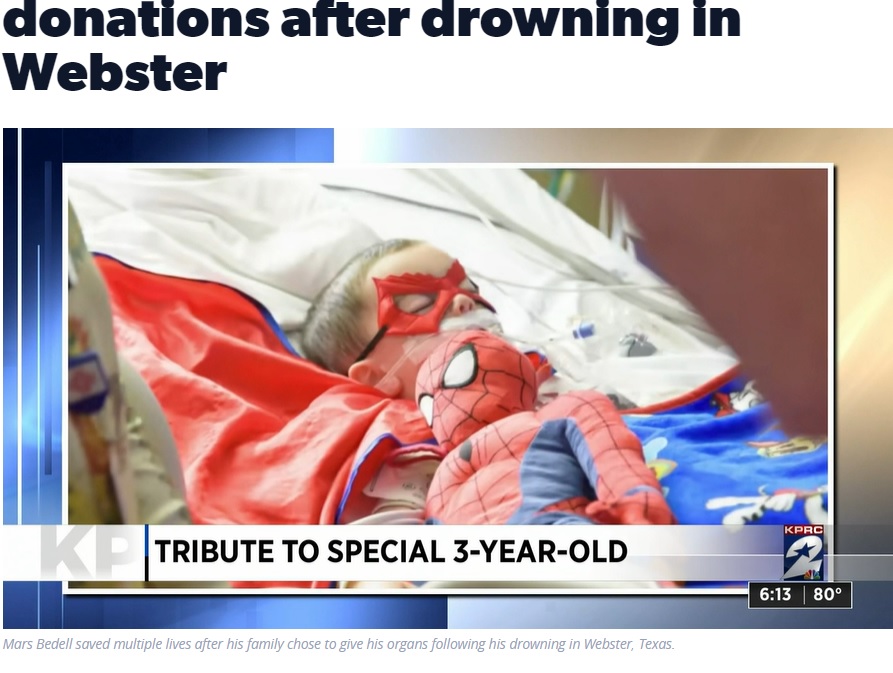 見送りの儀式で、スパイダーマンの衣装をまとったマーズ君（画像は『Click2Houston　2022年7月15日付「Mars is a superhero: 3-year-old celebrated for life-saving organ donations after drowning in Webster」』のスクリーンショット）