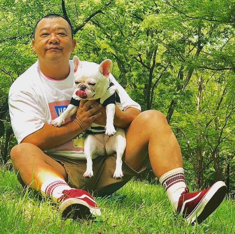 TKO・木下隆行と愛犬（画像は『木下 隆行　2018年8月21日付Instagram「へぽっ」』のスクリーンショット）