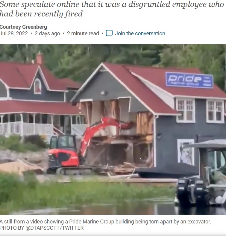 パワーショベルで破壊される建物（画像は『Calgary Herald　2022年7月28日付「Man charged after 'shocking' video shows excavator tearing into marina in Muskoka」（PHOTO BY @DTAPSCOTT/TWITTER）』のスクリーンショット）