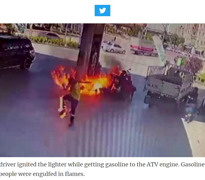 脚に火がついたスタッフのメフメトさん（画像は『Turkey Posts English　2022年8月3日付「A driver in Aksaray caught fire when he lit his lighter while buying gas.」』のスクリーンショット）